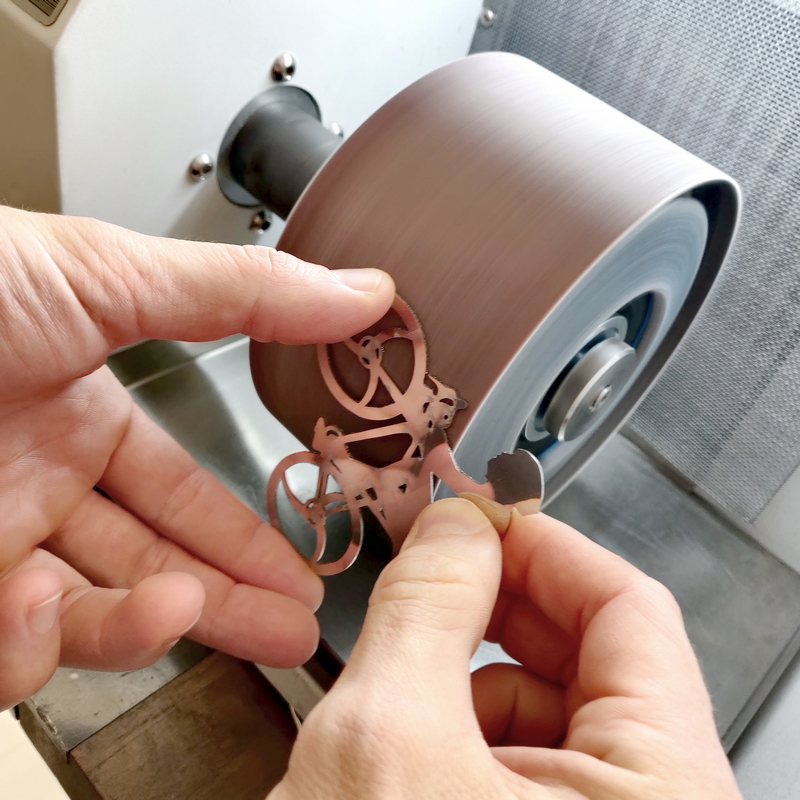 Jak powstają oryginalne zakładki do książek ze stali szlachetnej