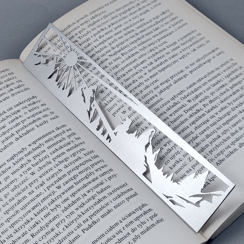 Stalowa zakładka do książki zachód słońca w górach