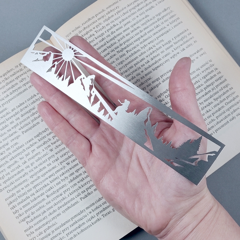 Stalowa zakładka do książek z górami i zachodem słońca