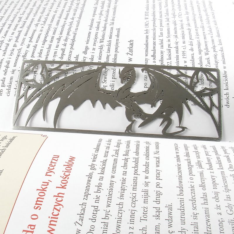 Zakładka do książki ze smokiem w stylu gotyckim, stal 316L na tle otwartej książki