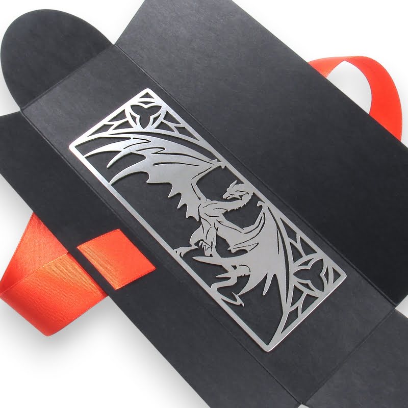 Metalowa zakładka do książek ze smokiem w eleganckim opakowaniu prezentowym