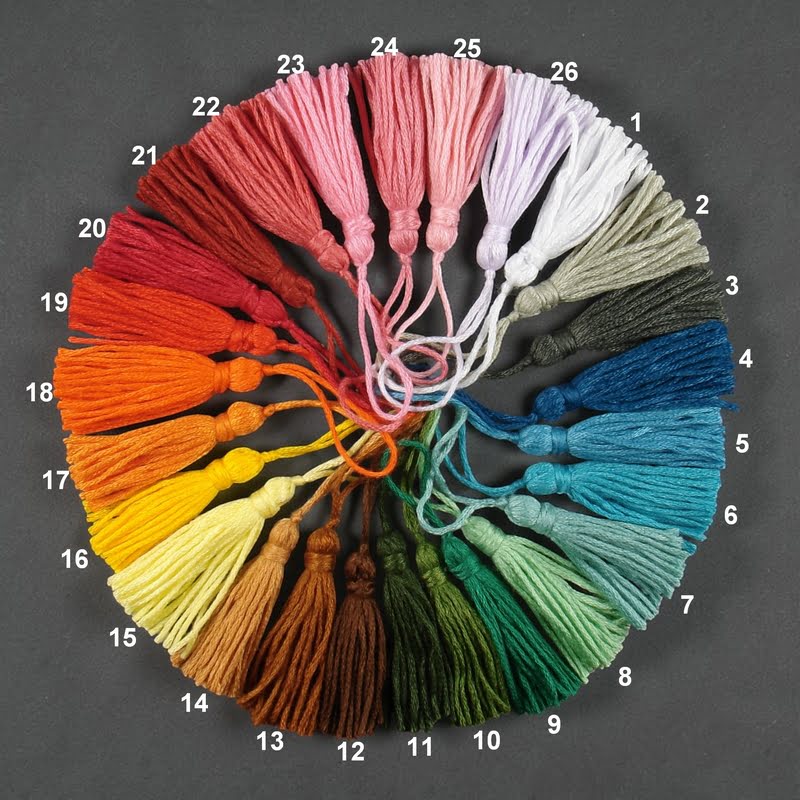 Ozdobne frędzle do zakładek w różnych kolorach