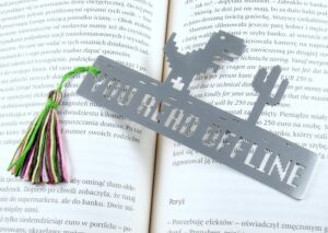 Metalowa zakładka do książki dla geeka z ozdobnym wielokolorowym chwostem