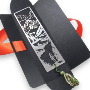 Metalowa zakładka z wędrowcem na górskim szlaku wyposażona w ozdobny chwost