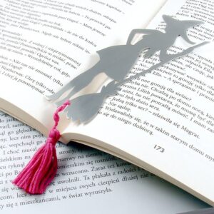 Metalowa zakładka do książki w kształcie wiedźmy z miotłą wzbogacona o dekoracyjny chwost