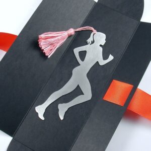 Metalowa zakładka z biegaczką i różowym chwościkiem