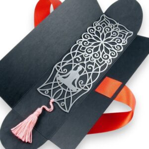 Metalowa zakładka z motywem mandali i jogina ozdobiona dekoracyjnym chwostem