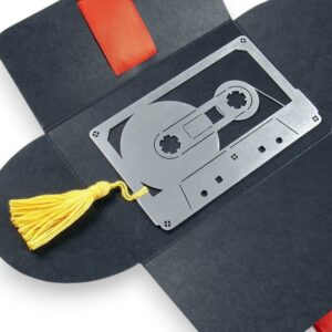 Metalowa zakładka w kształcie kasety magnetofonowej z chwostem dekoracyjnym
